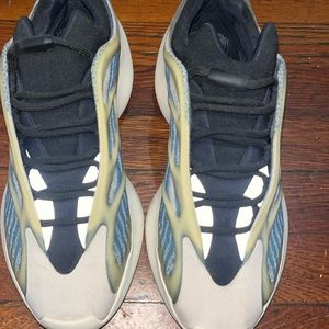 Yeezy 700 V3 ‘Kyanite’ Sneakers